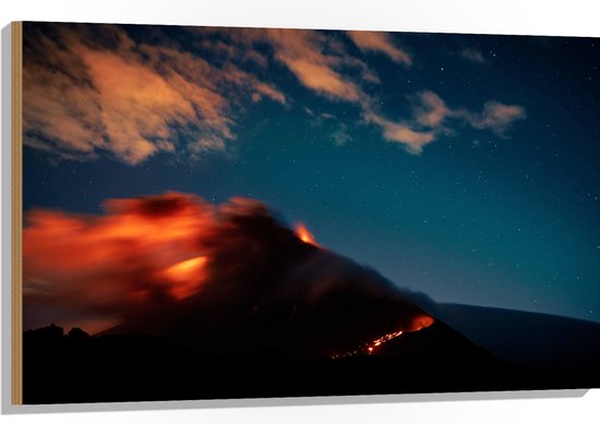 WallClassics - Hout - Uitbarstende Vulkaan in de Nacht - 105x70 cm - 12 mm dik - Foto op Hout (Met Ophangsysteem)