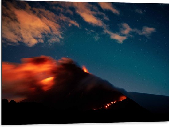 WallClassics - Dibond - Uitbarstende Vulkaan in de Nacht - 80x60 cm Foto op Aluminium (Wanddecoratie van metaal)