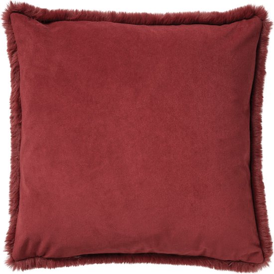 Rood sierkussen met een zachte stof en een subtiele, ruwe rand.