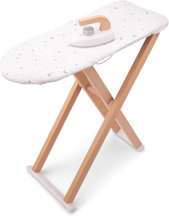 Houten strijkplank met strijkijzer, bedekt met wit textiel met grijze sterren en manen.