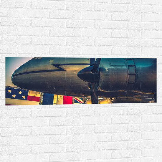 WallClassics - Muursticker - Groot Vliegtuig bij Verschillende Vlaggen - 120x40 cm Foto op Muursticker