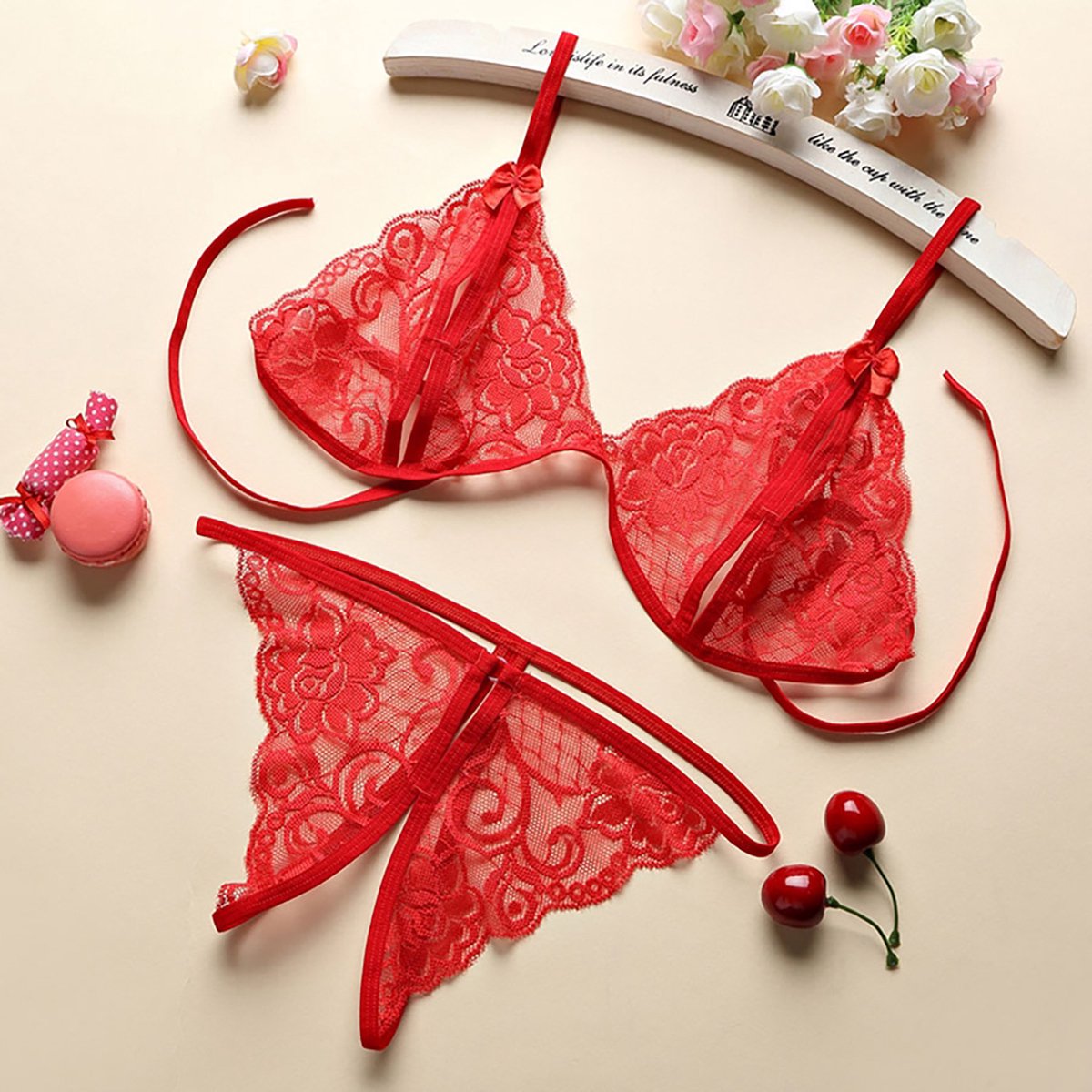 Lingeriesetje - Sexy lingerie - Peek a boo string - One size - Kanten lingerie - Kant - Rood - Erotiek - Sexy string - Erotiek
