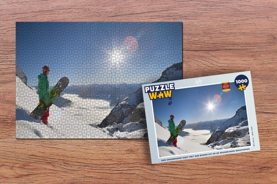 Puzzle Un snowboard regarde les sommets enneigés avec sa planche - Puzzle -  Puzzle
