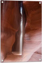 WallClassics - Tuinposter – Felle Lichtstraal bij Antelope Canyon - 50x75 cm Foto op Tuinposter  (wanddecoratie voor buiten en binnen)