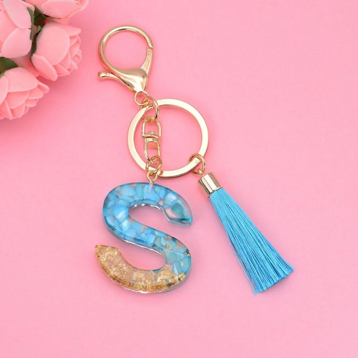 Sleutelhangers of voor je tas van A tot Z - met een pompon of kwastje - met letter - mooi design - handgemaakt - sleutelhangers - design - mode - goud - zwart - blauw - roze- rood