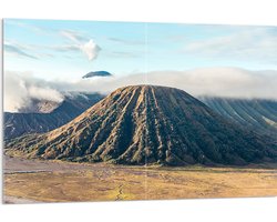 Acrylglas - Wolken boven Bromo Vulkaan, Indonesië - 120x80 cm Foto op Acrylglas (Met Ophangsysteem)