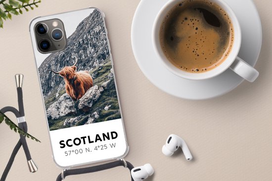 Telefoonhoesje Geschikt voor iPhone 12 pro crossbody - Schotland - Schotse Hooglander - Bergen - Siliconen - Crossbody - Backcover met Koord - Telefoonhoesje met koord - Hoesje met touw Telefoonhoesje