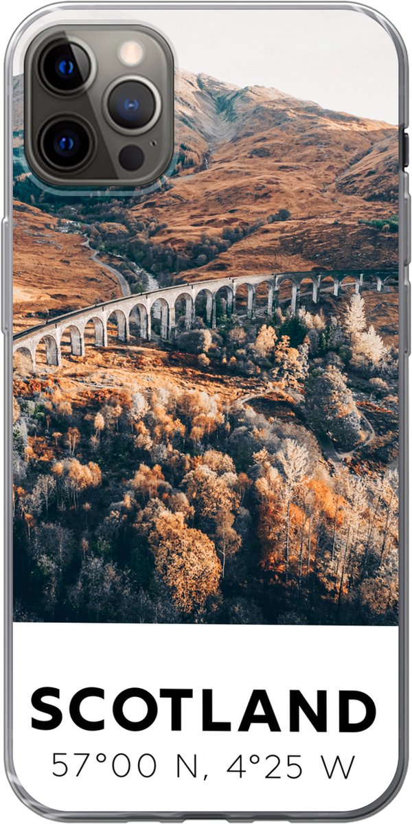 Telefoonhoesje Geschikt voor iPhone 12 Pro Max hoesje - Schotland - Herfst - Bergen - Siliconen Telefoonhoesje Telefoonhoesje