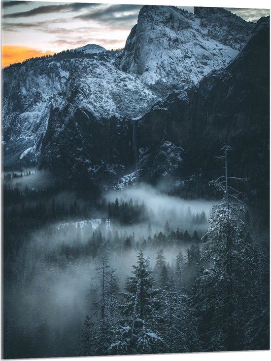WallClassics - Acrylglas - Hoge Bergen boven de Bomen uit - 75x100 cm Foto op Acrylglas (Met Ophangsysteem)