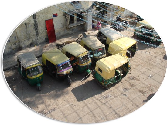 WallClassics - PVC Schuimplaat Ovaal - Groepje Geparkeerde Tuc Tucs in India - 56x42 cm Foto op Ovaal  (Met Ophangsysteem)