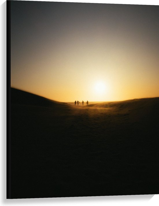 WallClassics - Canvas  - Personen Voetballend in Woestijn met Zonsondergang - 75x100 cm Foto op Canvas Schilderij (Wanddecoratie op Canvas)