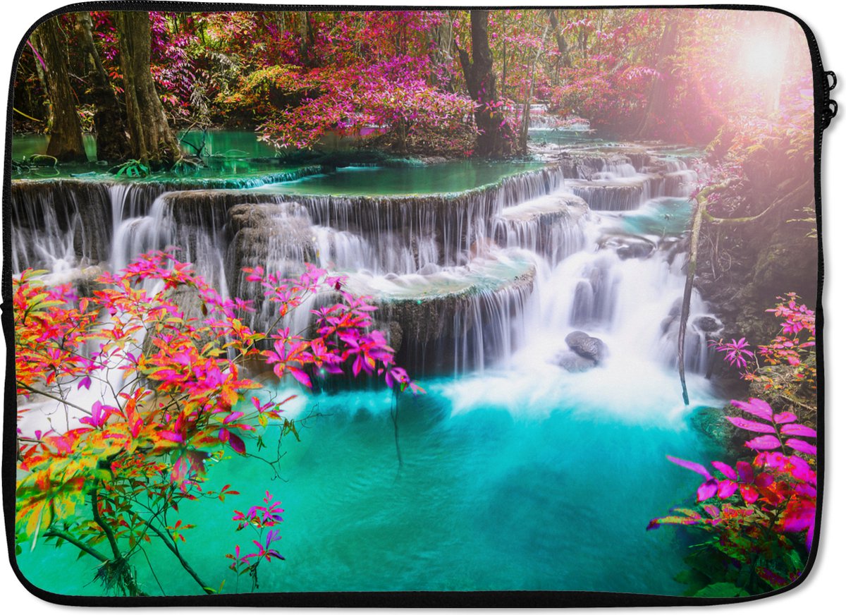 Laptophoes 13 inch - Waterval - Zon - Bomen - Regenboog - Natuur - Laptop sleeve - Binnenmaat 32x22,5 cm - Zwarte achterkant
