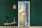 Deursticker Zee - Strand - Wolken - Zon - 95x235 cm - Deurposter
