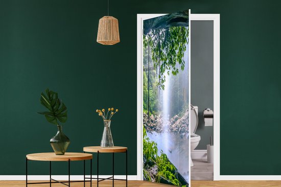 Deurposter 80x205 cm - Deursticker Jungle - Regenwoud - Water - Waterval - Planten - Meubelfolie zelfklevend - Deurfolie woonkamer - Interieurfolie fotobehang - Deur plakfolie - Deurstickers - Deurbehang sticker - Kamer decoratie