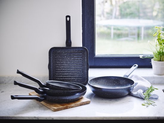 BK Universe Wokpan 28cm - 3.7L - PFAS-vrije antikleeflaag – Wokpan inductie – Keramische pan - Ovenbestendig tot 230°C – Koudgreep - Zonder deksel - Zwart/Graniet