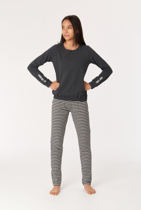 Fille portant un haut de pyjama anthracite à manches longues avec "DAY DREAMER" et "NIGHT THINKER" sur les manches et un pantalon de pyjama rayé.