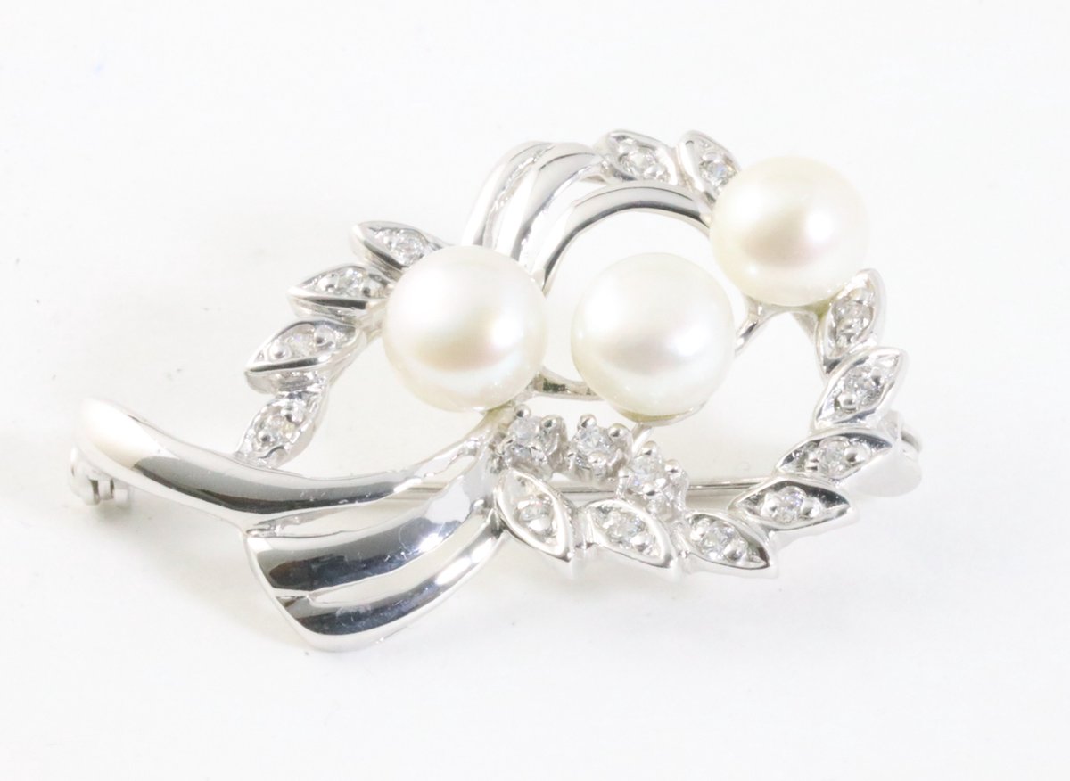 Hoogglans zilveren broche met parels en witte topaas