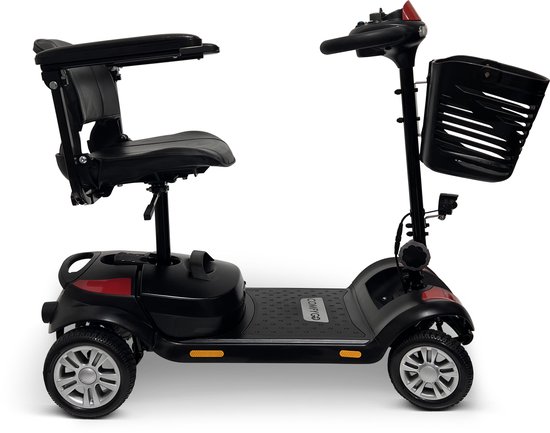 Zwarte scootmobiel met rode accenten, zwarte zitting, mand aan de voorkant en massieve banden.
