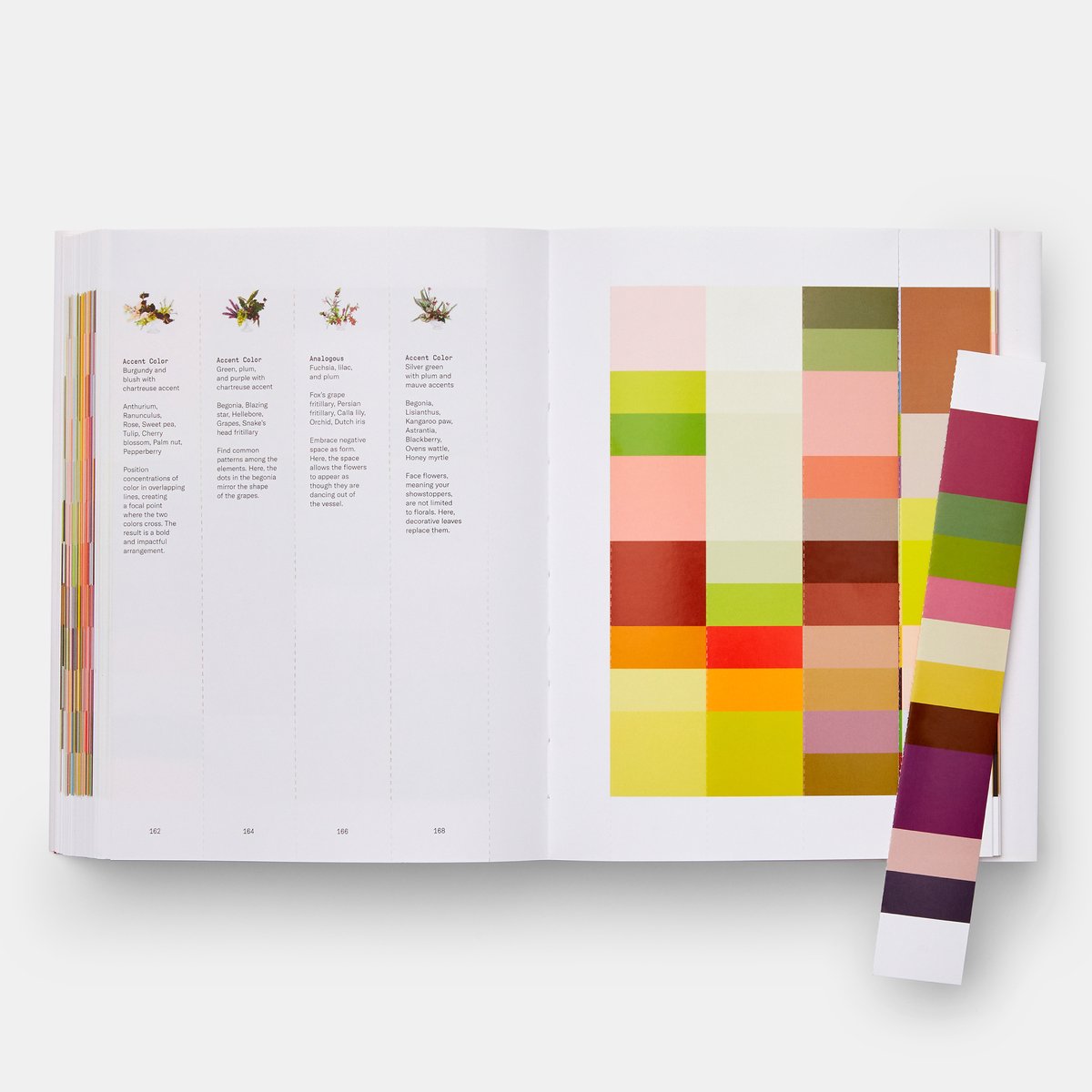 Pagina uit 'Flower Colour Theory' met kleurstalen en bloemencomposities.