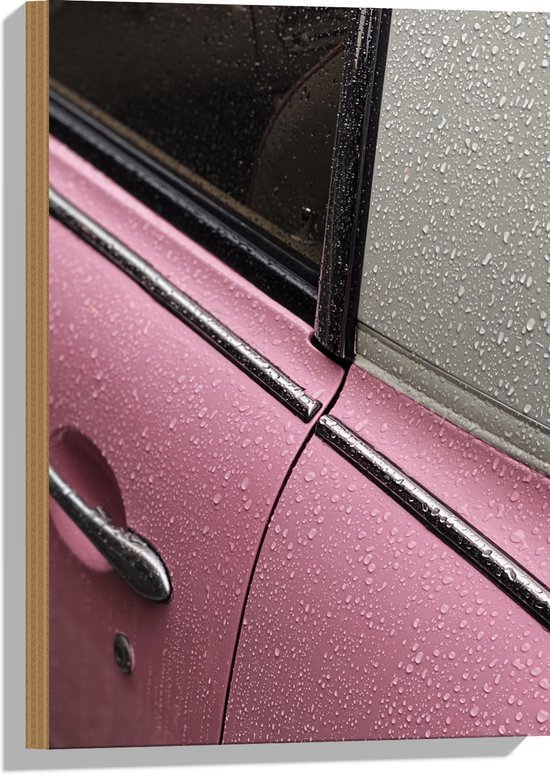 WallClassics - Hout - Close-up van Roze Autodeur - 40x60 cm - 12 mm dik - Foto op Hout (Met Ophangsysteem)