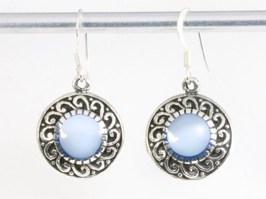 Bewerkte ronde zilveren oorbellen met blauwe schelp