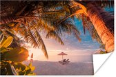 Zonsondergang tussen de palmbomen op de Malediven poster papier 180x120 cm - Foto print op Poster (wanddecoratie woonkamer / slaapkamer) / Zee en Strand XXL / Groot formaat!