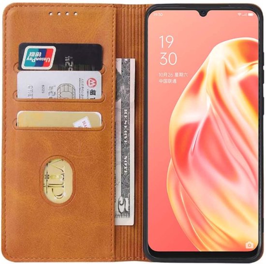 Bruin telefoonhoesje van leer, opengeklapt, met kaartsleuven en vak voor bankbiljetten. Telefoon met roze scherm is geplaatst.