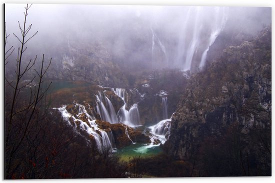 WallClassics - Dibond - Meerdere Watervallen in de Natuur - 60x40 cm Foto op Aluminium (Met Ophangsysteem)