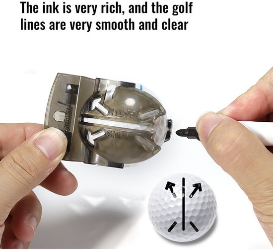 Hand die een golfbal lijnmarker vasthoudt en een golfbal markeert met een zwarte marker.