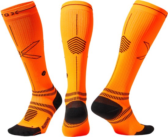 Set van drie oranje compressiekousen met zwarte accenten en grafische patronen, getoond vanuit verschillende hoeken.