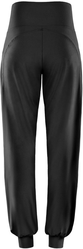 Achterkant van een zwarte, nauwsluitende sportbroek met een hoge taille en elastische enkelbanden. Zonder model.
