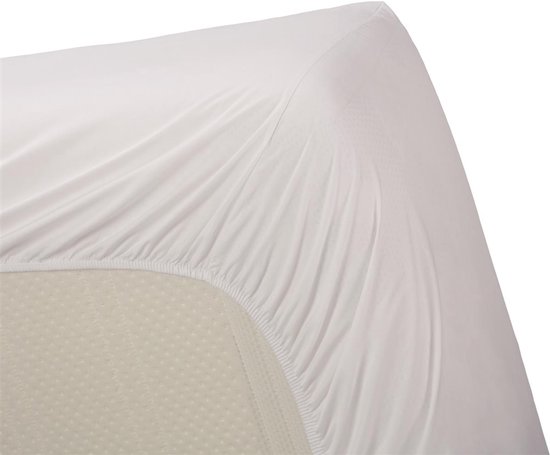 De hoek van een wit hoeslaken over een matras met nopjes.