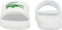 Set van witte Lacoste badslippers, met groene krokodil logo.
