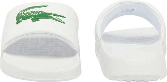 Set van witte Lacoste badslippers, met groene krokodil logo.