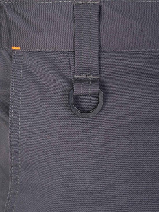 Détail de la ceinture du pantalon de travail gris foncé avec un anneau en D.