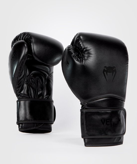 Twee zwarte VENUM bokshandschoenen met opgedrukte logo's.