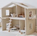 Houten poppenhuis met meubels, trap, badkuip en een zebra.
