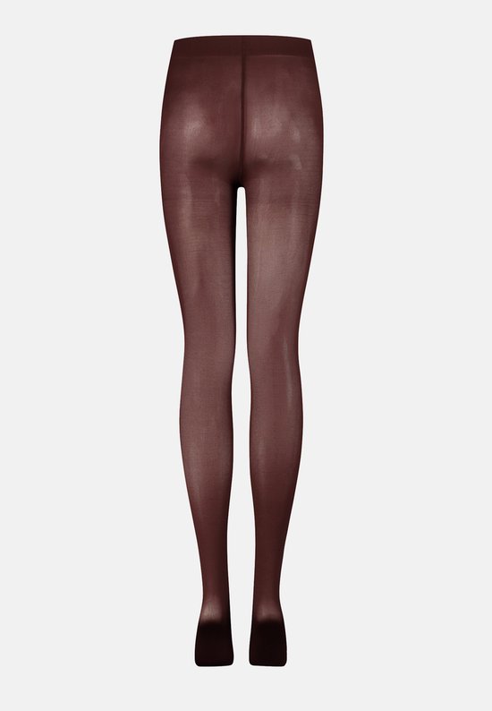 Achterkant van benen van een zwangere vrouw in een wijnbruine panty.