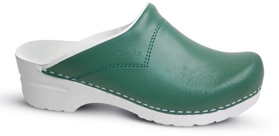 Lichtgroene Sanita klomp met witte zool en witte stiksels.