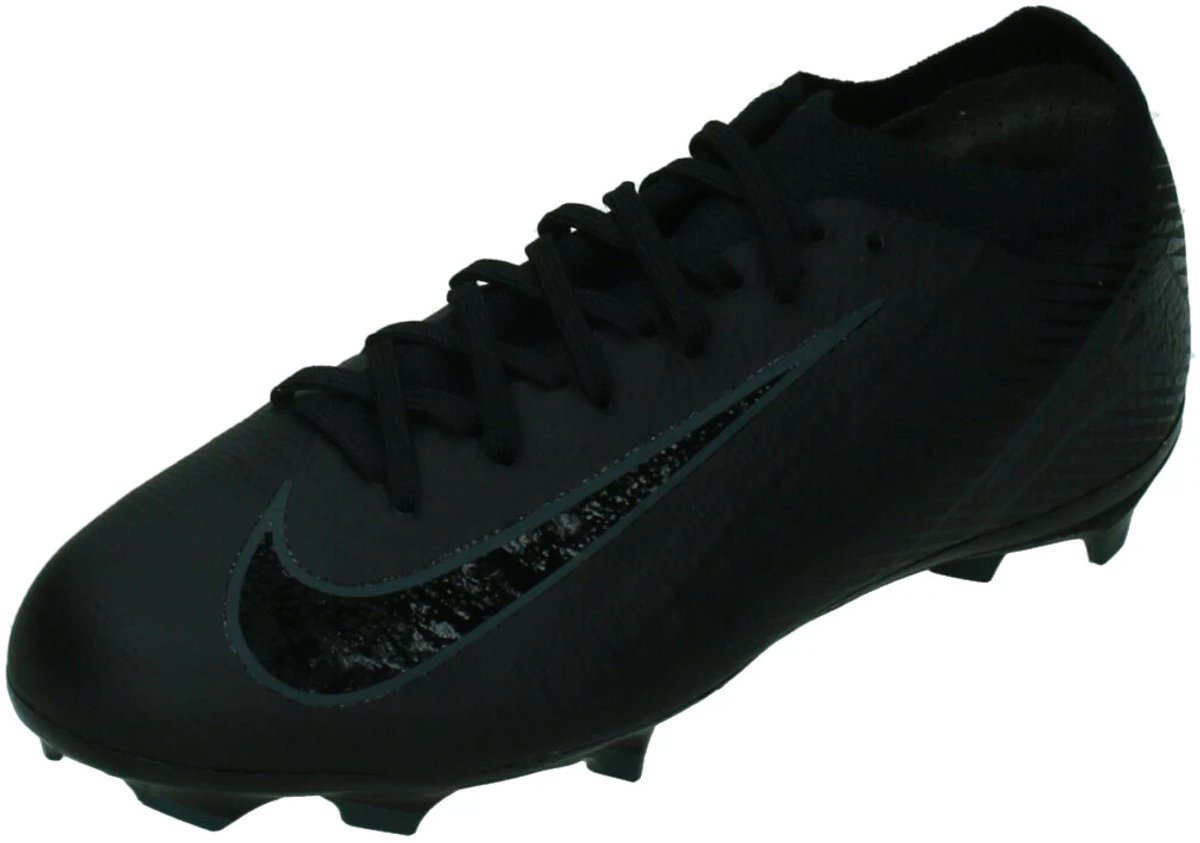 Zwarte Nike Jr. Mercurial Vapor 16 Pro voetbalschoenen met verbeterde Air Zoom unit en gestroomlijnd ontwerp.