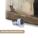 Glasschilderij met zilverkleurig ophangsysteem, met abstracte bruine, beige en zwarte vormen en rode accenten.