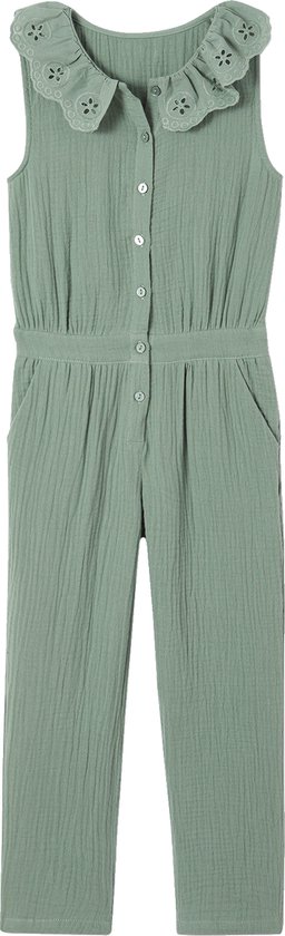 Lichtgroene, mouwloze jumpsuit met zakken, knoopjes en een kanten kraag.
