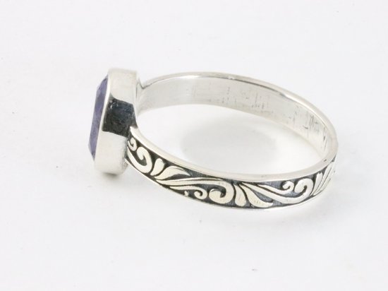 Bague en argent finement travaillée avec saphir bleu - taille 19