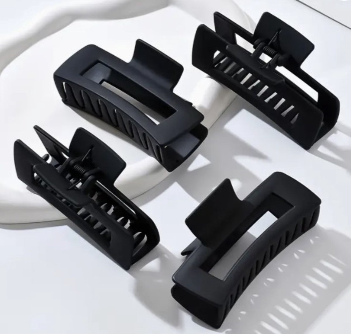 Haarklemmen - Haarclips - 4 Stuks - Haarklem - Haarklemmen Dames - Bananenklem - Haarspeld - Haarklauw - Haarklem 8.5 cm - Haarclip - Haarspelden Dames - Voor Vrouwen - zwart kleur