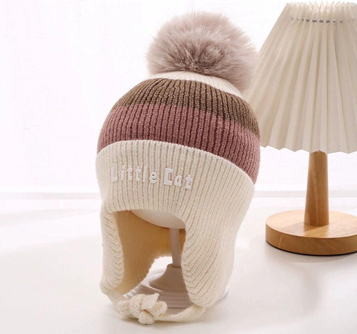 Decopatent LITTLE CAT - Muts Kind - Kinder muts met pompon - 6 Maanden t/m 6 jaar - Maat 48/52 - Kindermutsen Jongens & Meisjes - Gebreide Muts met Binnenvoering - Muts Baby / Peuter / Kleuter - Wintermuts - Kleur: Wit met gekleurde Strepen