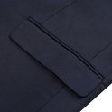 Detail van de steekzak van de donkerblauwe blazer.