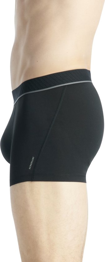 Zijkant van een zwarte boxer met elastische tailleband en AEROREADY logo.