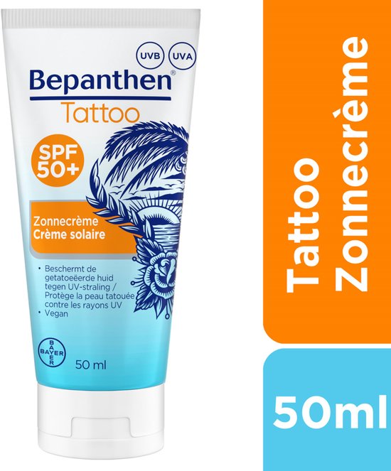 Tube Bepanthen Tattoo Zonnecrème SPF 50+, 50ml, met illustratie van palmbladeren, rozen en een tattoo-ontwerp.