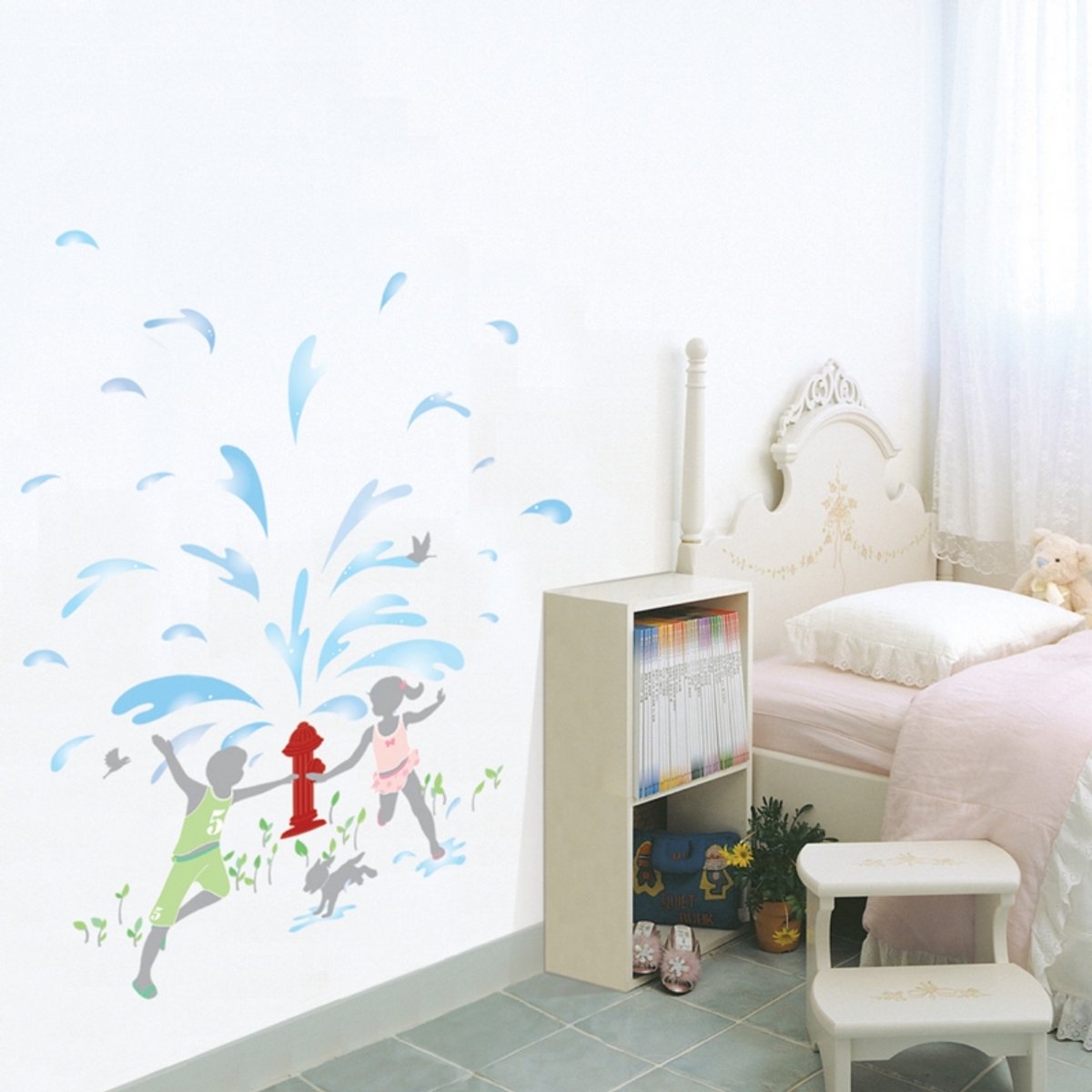 Decoratieve muurstickers met een waterfontein en kinderen.