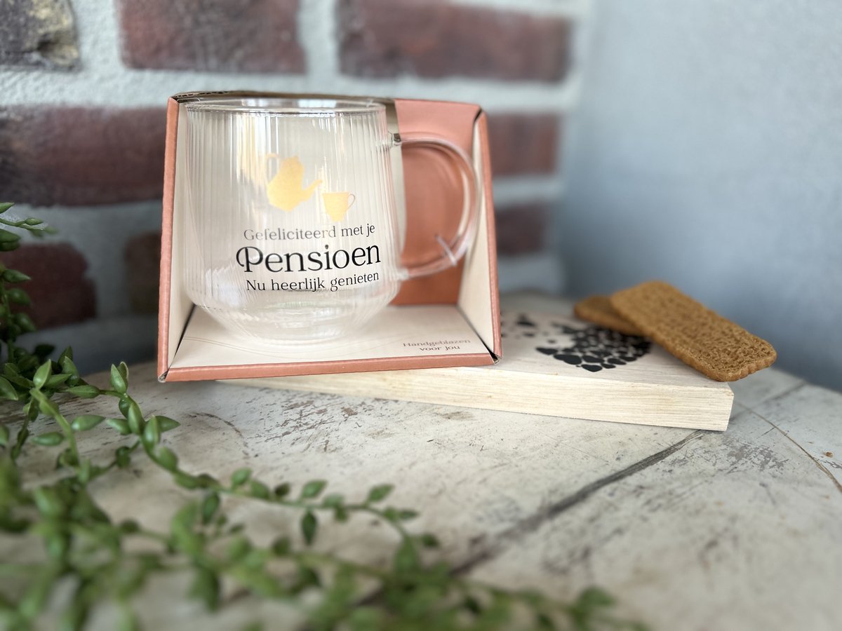 Creaties van Hier - Cadeaupakket Theeglas met Plankje - Pensioen - Glas - Hout